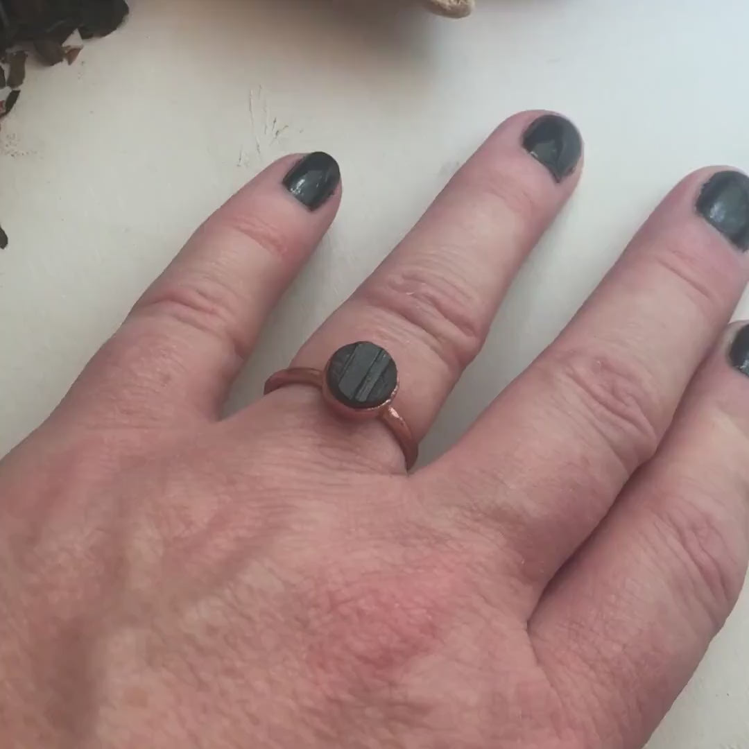 Raw Black Tourmaline Ring, Rough Black Tourmaline Band, Black Tourmaline and Copper Jewelry Black Boho Ring, Bohemian Jewelry for Her