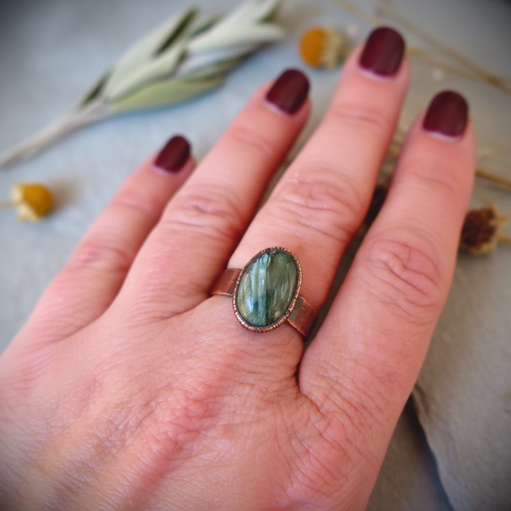 Seraphinite Ring Hand Shot 10x14mm